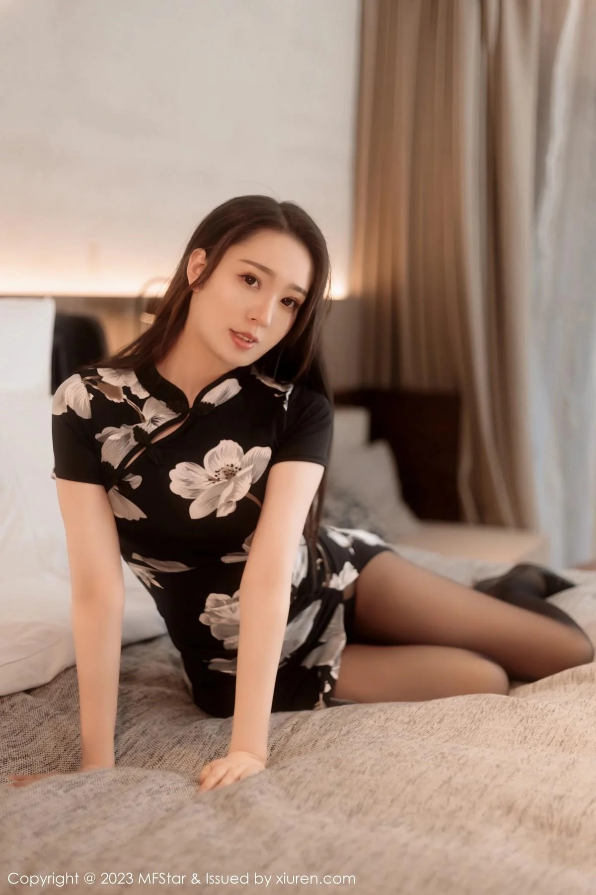 小波多性感黑色带图案旗袍配超薄黑丝秀苗条身材绝美写真 第 33 张