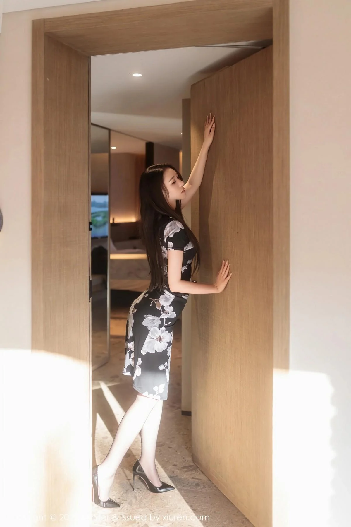 小波多性感黑色带图案旗袍配超薄黑丝秀苗条身材绝美写真 第 9 张
