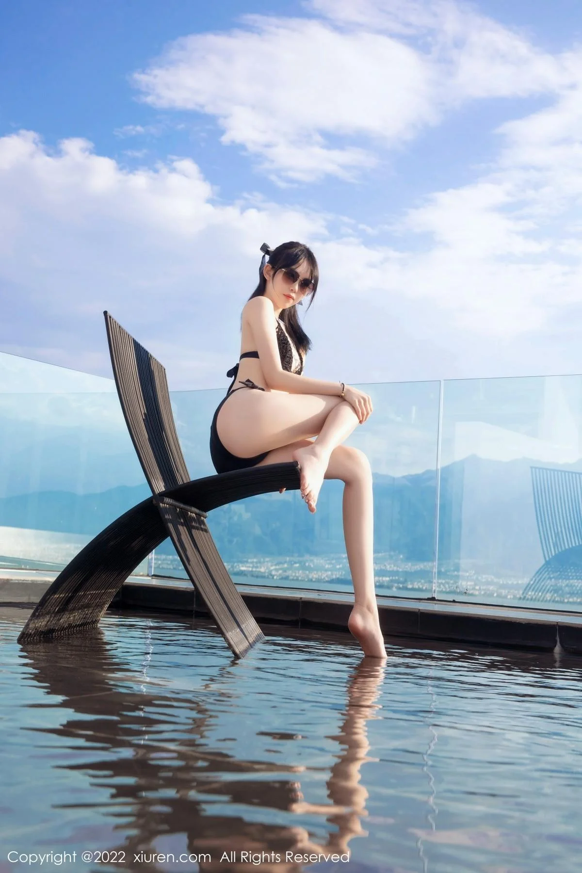 奶瓶大理旅拍泳池性感黑色比基尼秀曼妙身姿迷人绝美写真 第 1 张