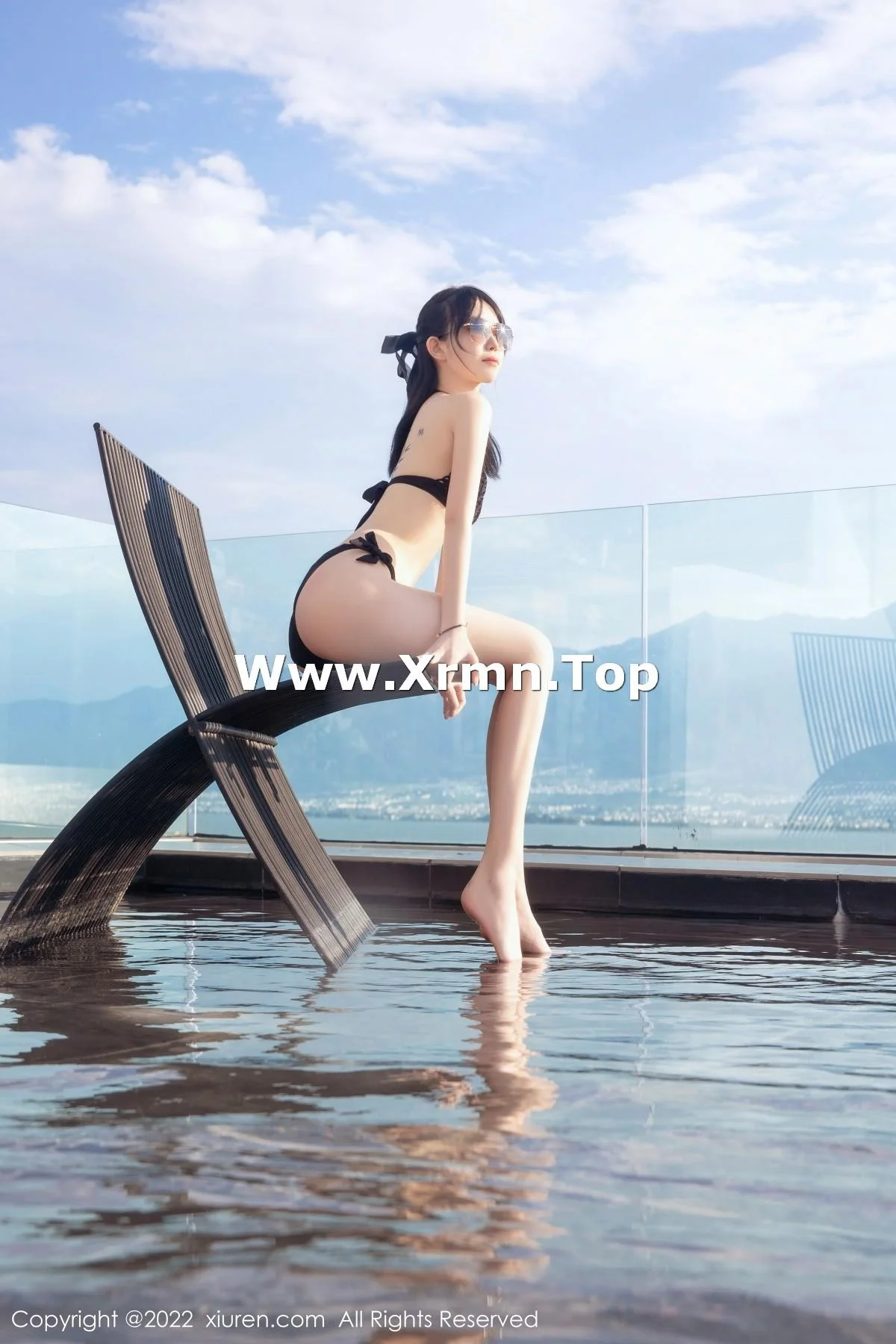 奶瓶大理旅拍泳池性感黑色比基尼秀曼妙身姿迷人绝美写真 第 2 张