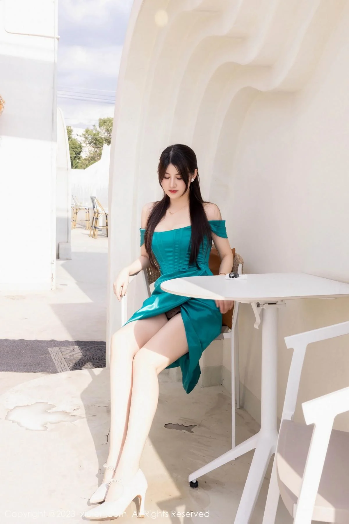 诗诗kiki性感露肩裙露黑色蕾丝内衣配超薄黑丝撩人绝美写真 第 11 张