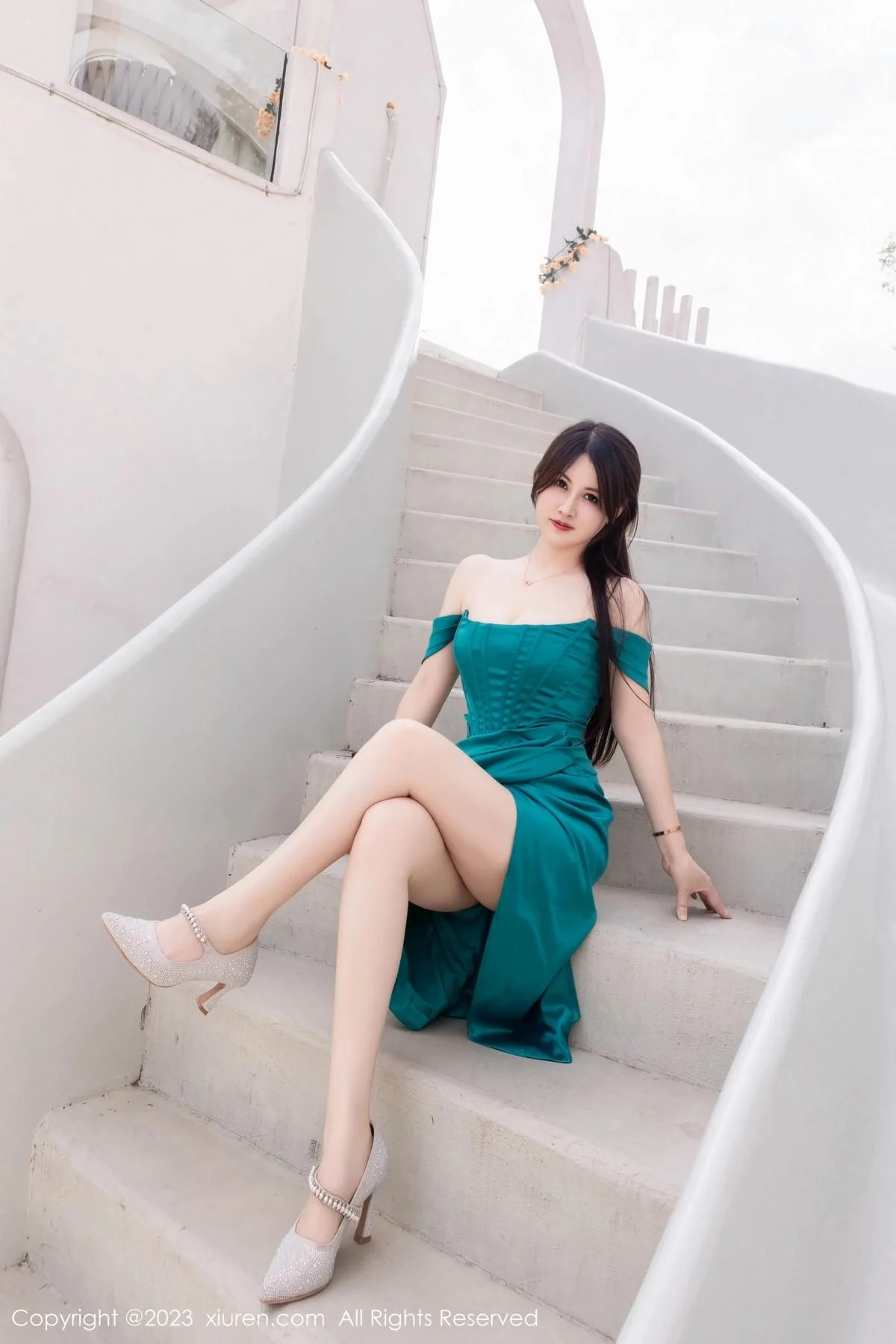 诗诗kiki性感露肩裙露黑色蕾丝内衣配超薄黑丝撩人绝美写真 第 19 张