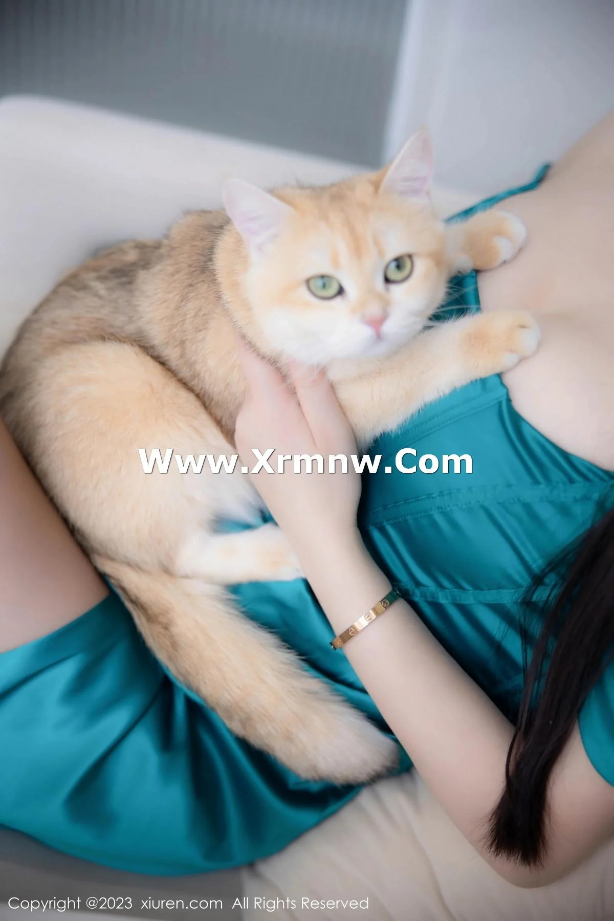诗诗kiki性感露肩裙露黑色蕾丝内衣配超薄黑丝撩人绝美写真 第 34 张