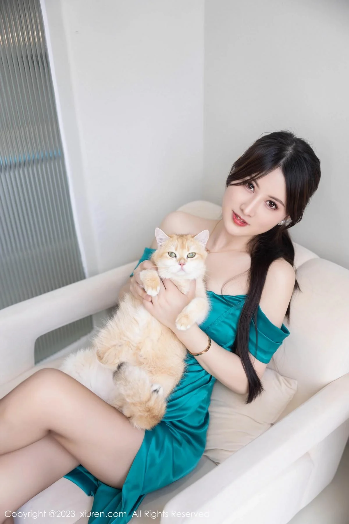 诗诗kiki性感露肩裙露黑色蕾丝内衣配超薄黑丝撩人绝美写真 第 36 张