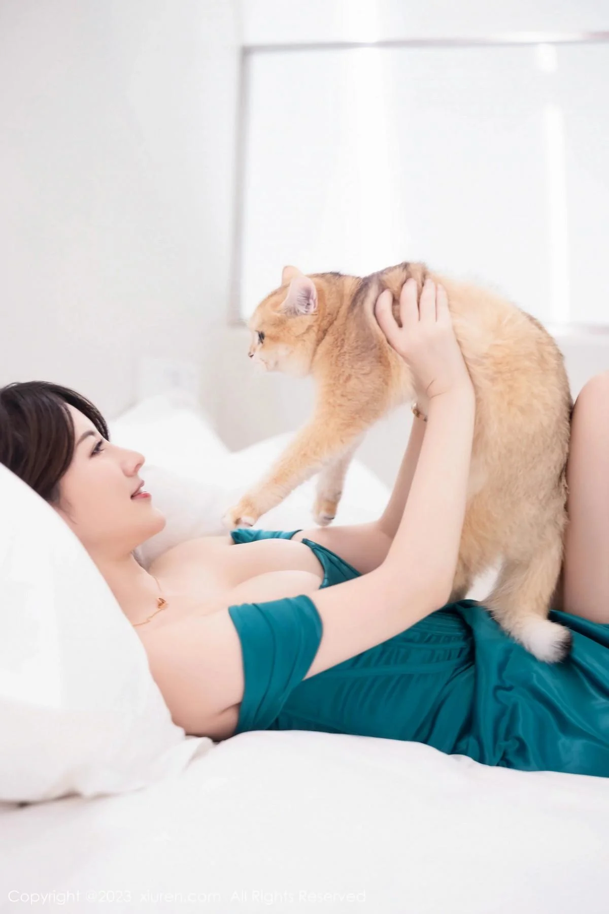 诗诗kiki性感露肩裙露黑色蕾丝内衣配超薄黑丝撩人绝美写真 第 40 张