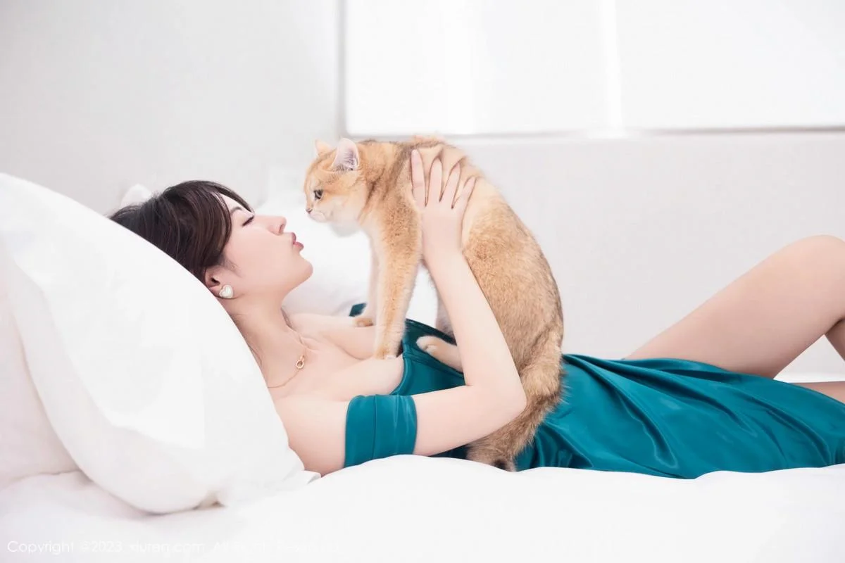 诗诗kiki性感露肩裙露黑色蕾丝内衣配超薄黑丝撩人绝美写真 第 41 张