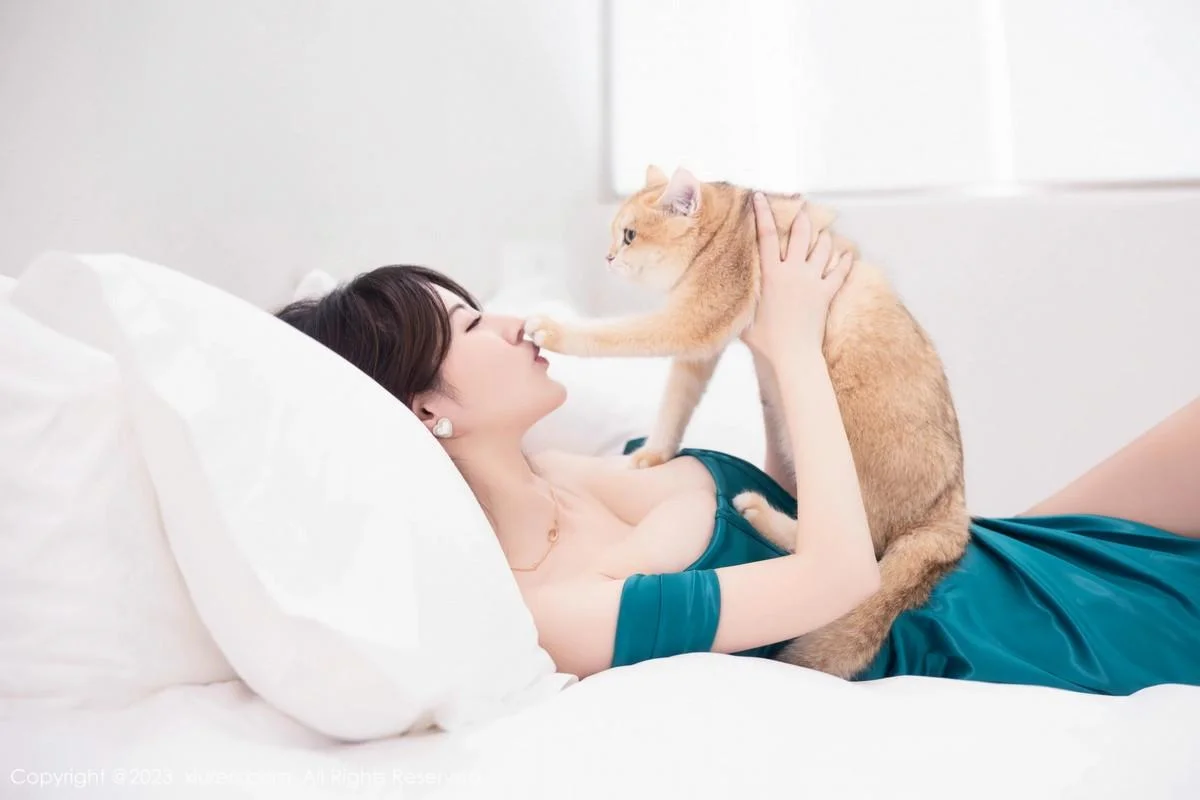 诗诗kiki性感露肩裙露黑色蕾丝内衣配超薄黑丝撩人绝美写真 第 42 张