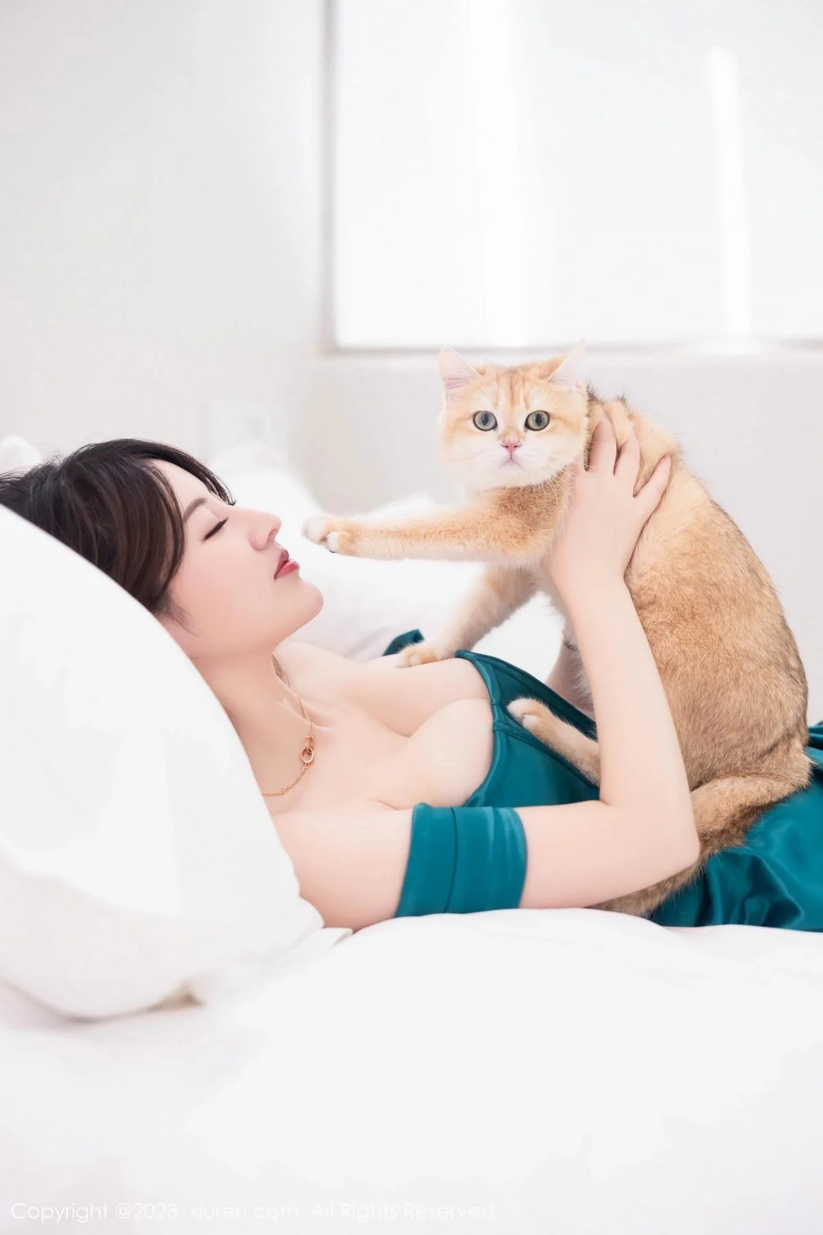 诗诗kiki性感露肩裙露黑色蕾丝内衣配超薄黑丝撩人绝美写真 第 43 张