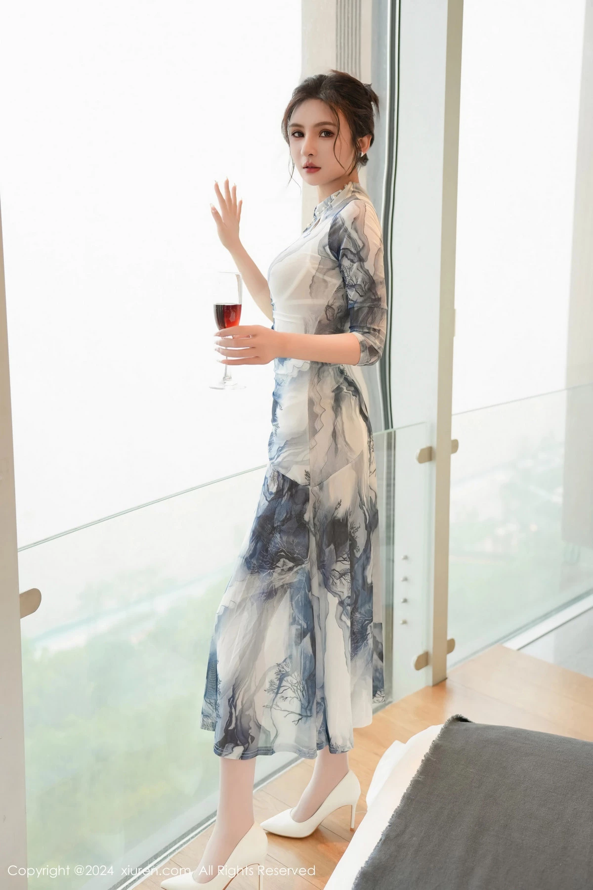 Emily尹菲性感白色蕾丝内衣配白丝吊袜秀惹火身材绝美写真 第 3 张