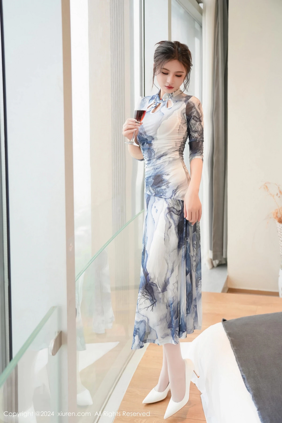 Emily尹菲性感白色蕾丝内衣配白丝吊袜秀惹火身材绝美写真 第 5 张