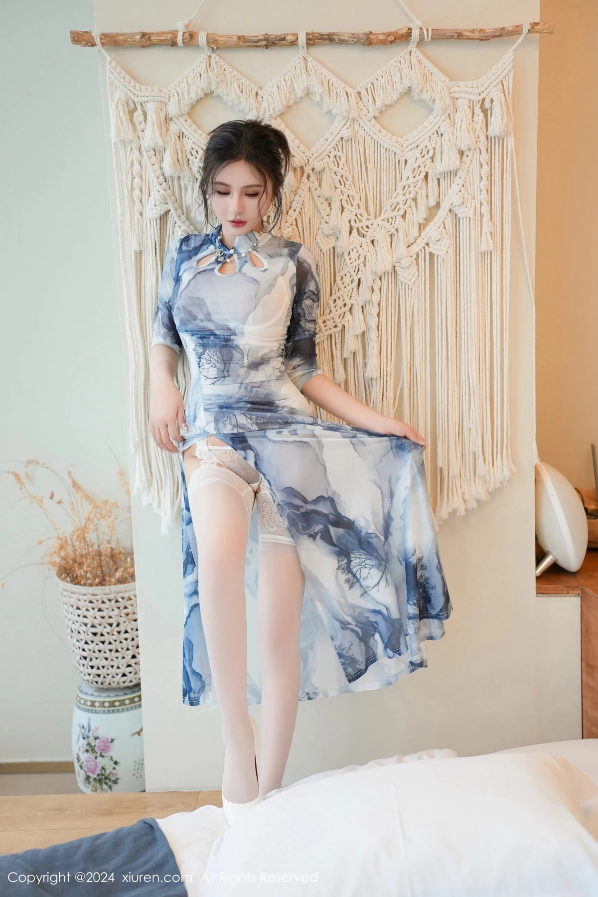 Emily尹菲性感白色蕾丝内衣配白丝吊袜秀惹火身材绝美写真 第 59 张