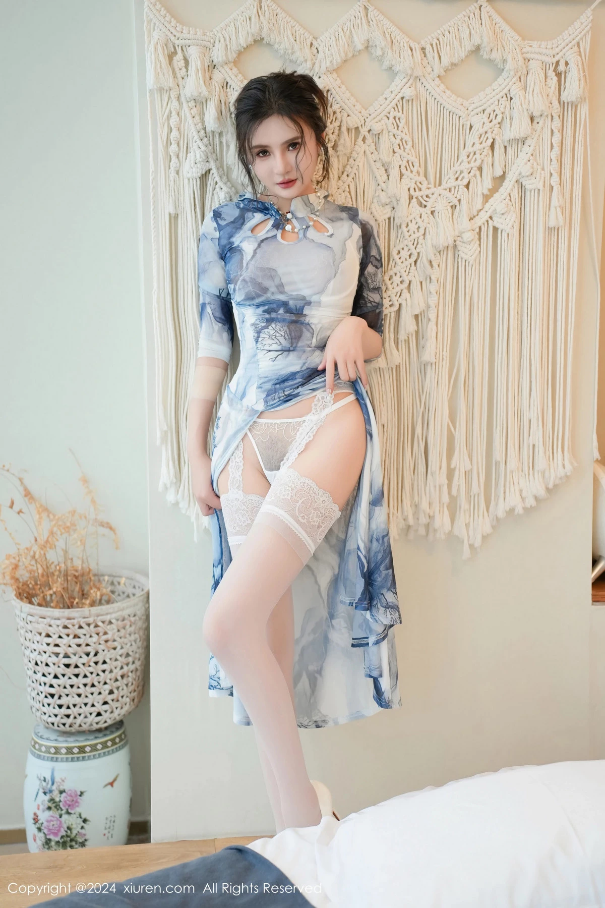 Emily尹菲性感白色蕾丝内衣配白丝吊袜秀惹火身材绝美写真 第 64 张