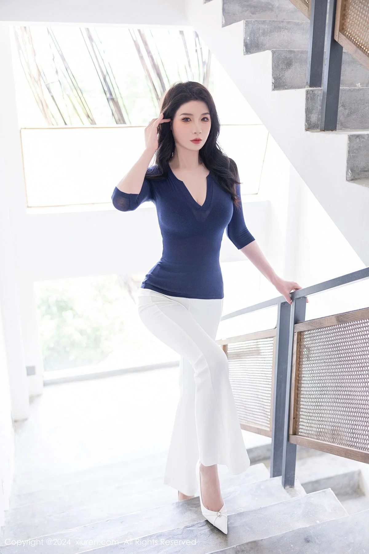 梦心玥性感深蓝V领露蓝色蕾丝内衣秀高挑曼妙身姿绝美写真 第 1 张