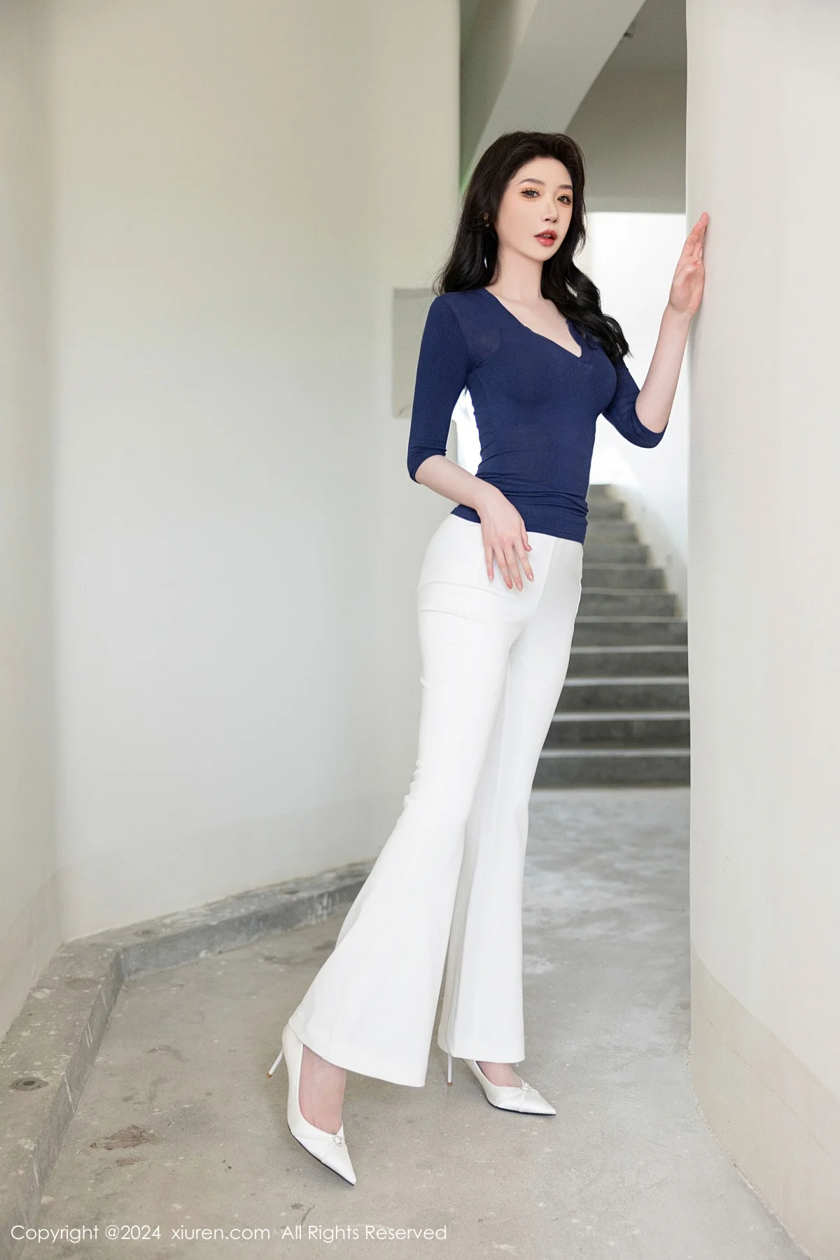 梦心玥性感深蓝V领露蓝色蕾丝内衣秀高挑曼妙身姿绝美写真 第 11 张