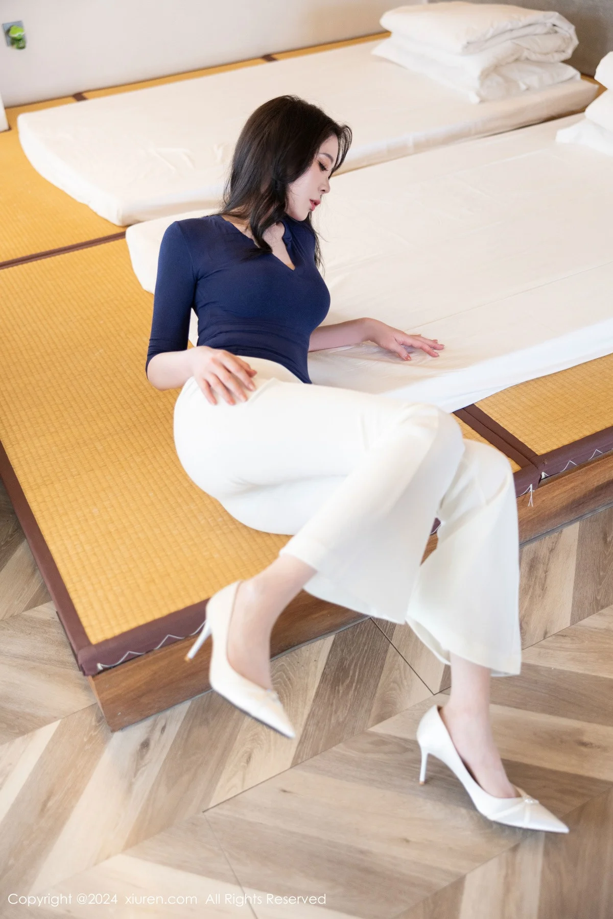 梦心玥性感深蓝V领露蓝色蕾丝内衣秀高挑曼妙身姿绝美写真 第 19 张