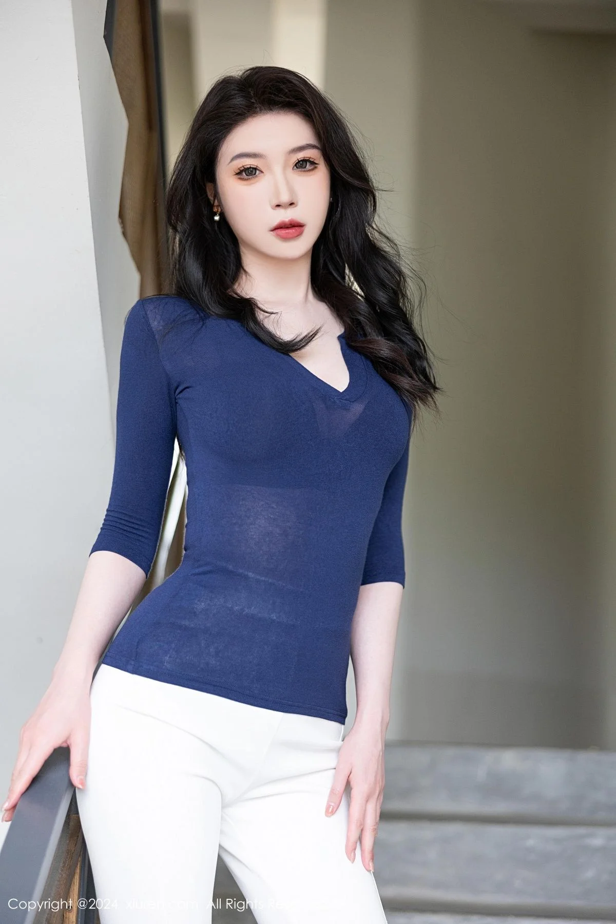 梦心玥性感深蓝V领露蓝色蕾丝内衣秀高挑曼妙身姿绝美写真 第 3 张