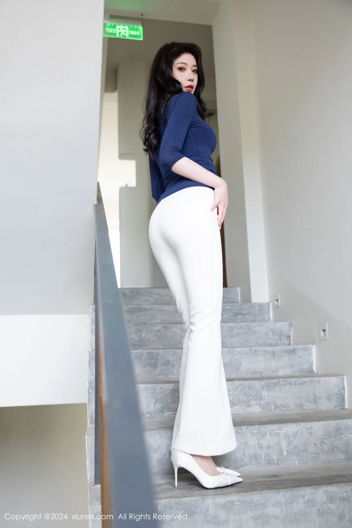梦心玥性感深蓝V领露蓝色蕾丝内衣秀高挑曼妙身姿绝美写真 第 5 张