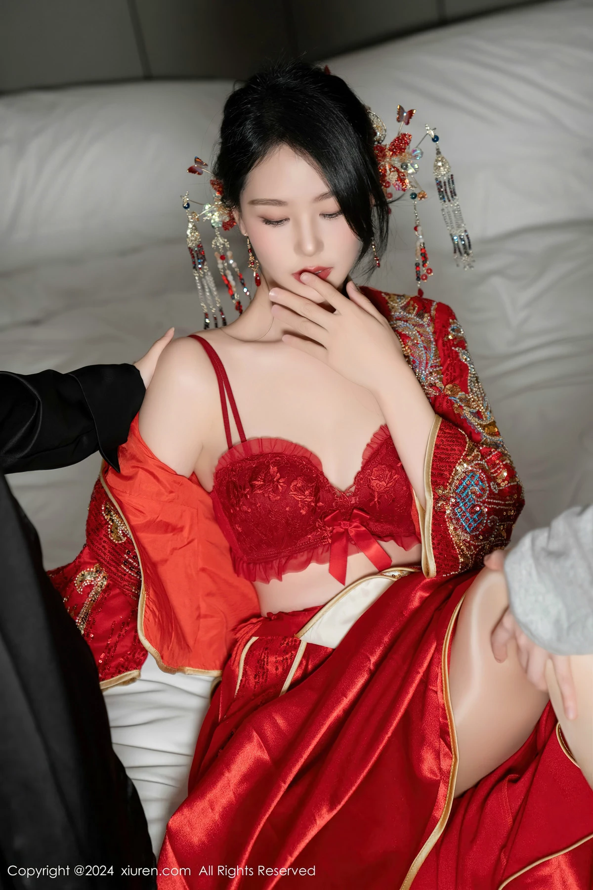 利世性感红色新娘妆露红色内衣配超薄闪亮肉丝完美绝美写真 第 63 张