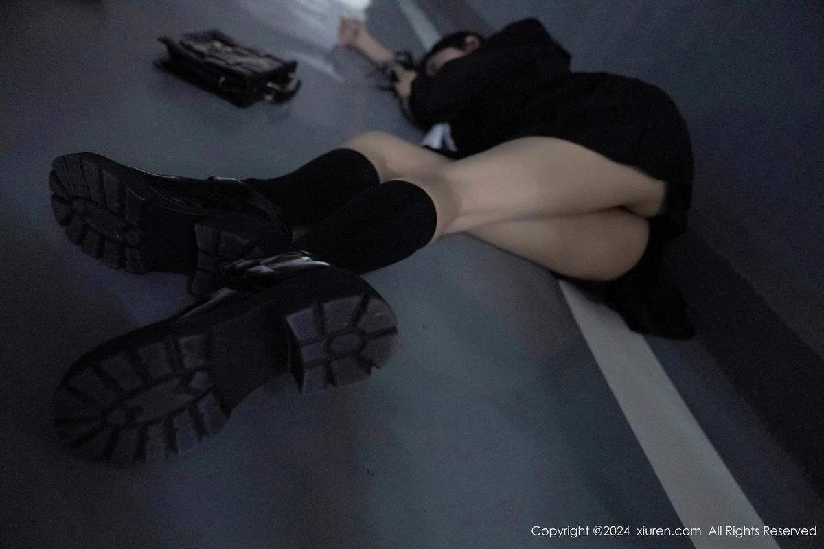 杨晨晨Yome性感黑色制服露黄色内衣秀丰腴身材完美绝美写真 第 11 张