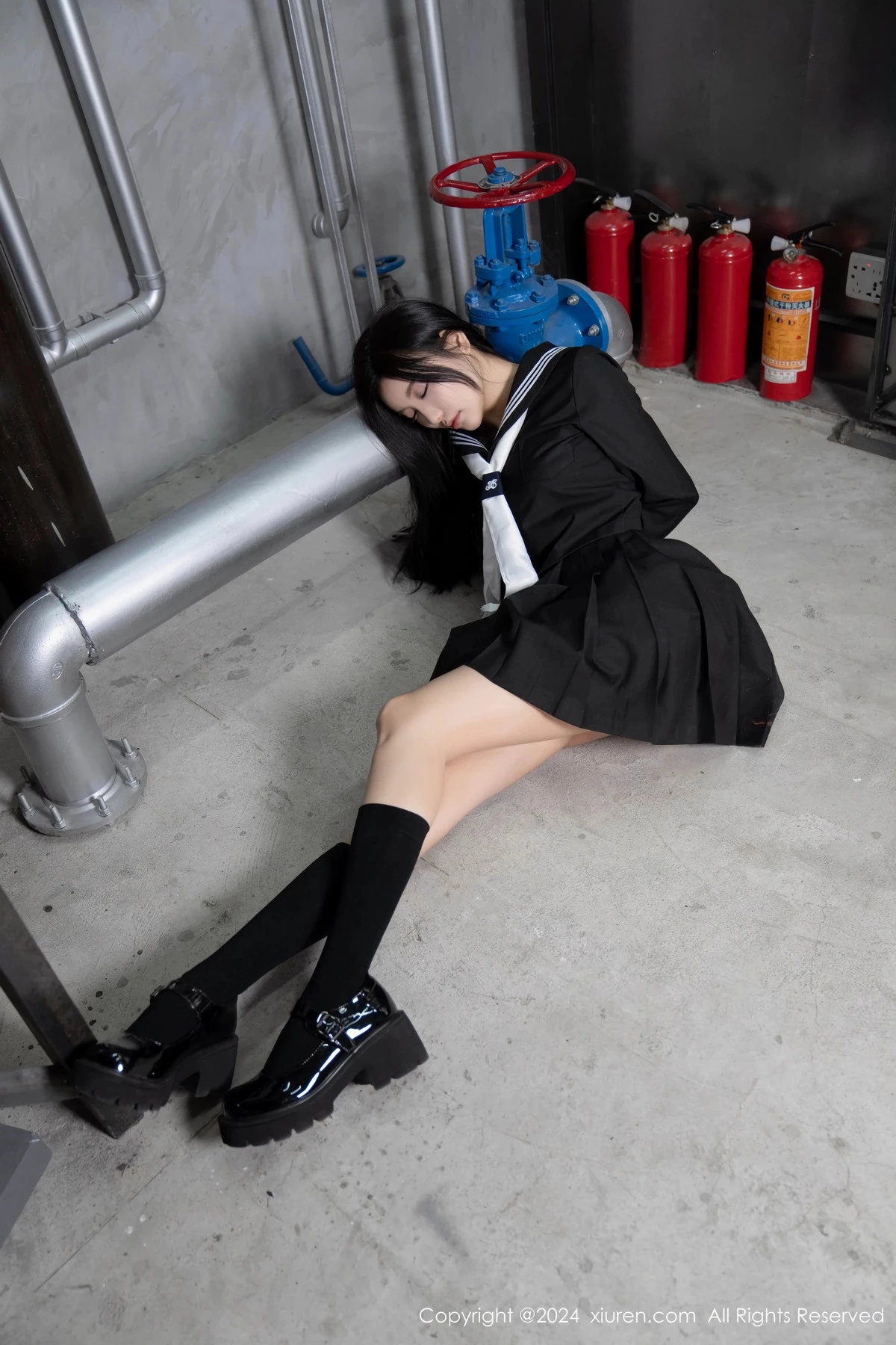 杨晨晨Yome性感黑色制服露黄色内衣秀丰腴身材完美绝美写真 第 13 张