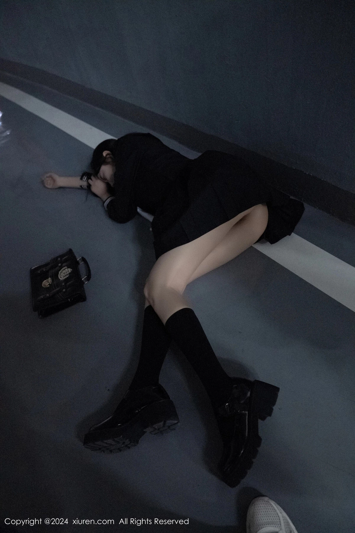 杨晨晨Yome性感黑色制服露黄色内衣秀丰腴身材完美绝美写真 第 2 张
