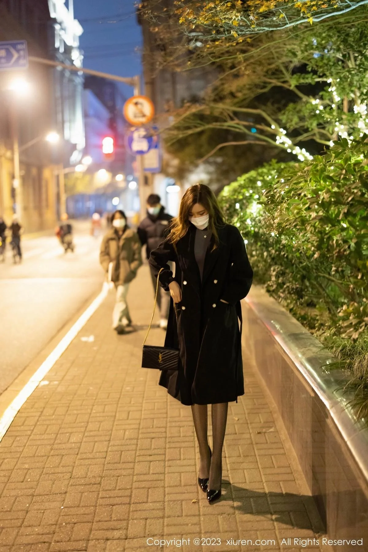 绮里嘉ula深灰色收身上衣配黑短裙露性感灰色内衣绝美写真 第 1 张