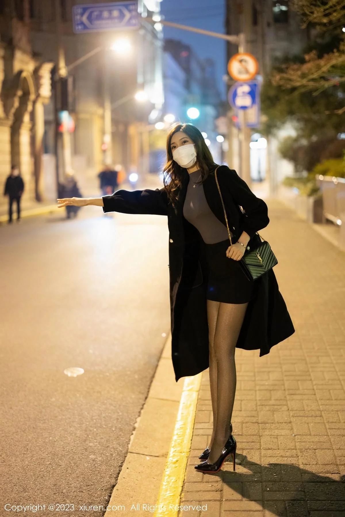 绮里嘉ula深灰色收身上衣配黑短裙露性感灰色内衣绝美写真 第 4 张