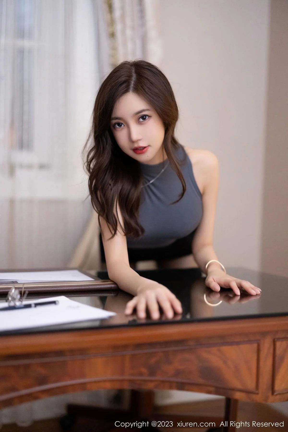 绮里嘉ula深灰色收身上衣配黑短裙露性感灰色内衣绝美写真 第 41 张
