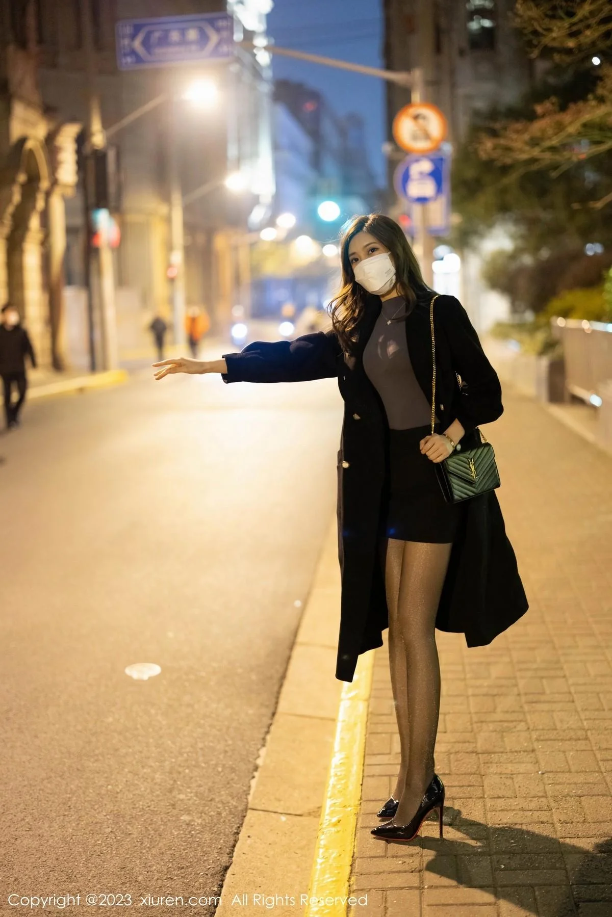 绮里嘉ula深灰色收身上衣配黑短裙露性感灰色内衣绝美写真 第 5 张