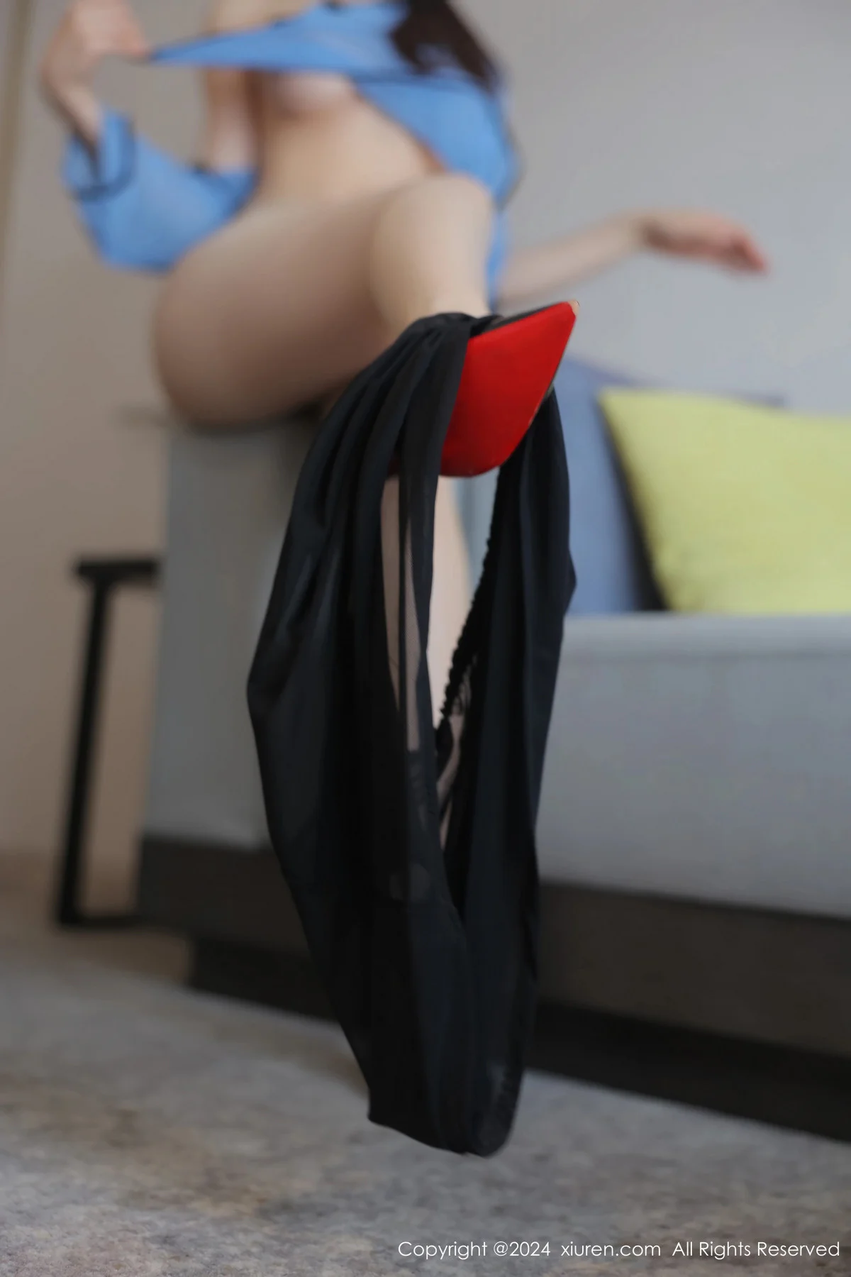清妙性感蓝色轻透旗袍配超薄无内肉丝秀火辣身材绝美写真 第 90 张