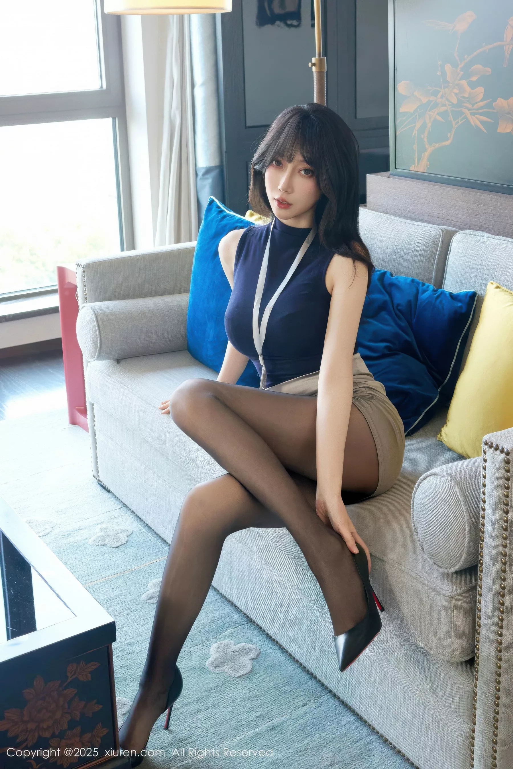 玥儿玥er深色OL服饰露黑色内衣配超薄黑丝秀美腿绝美写真 第 50 张