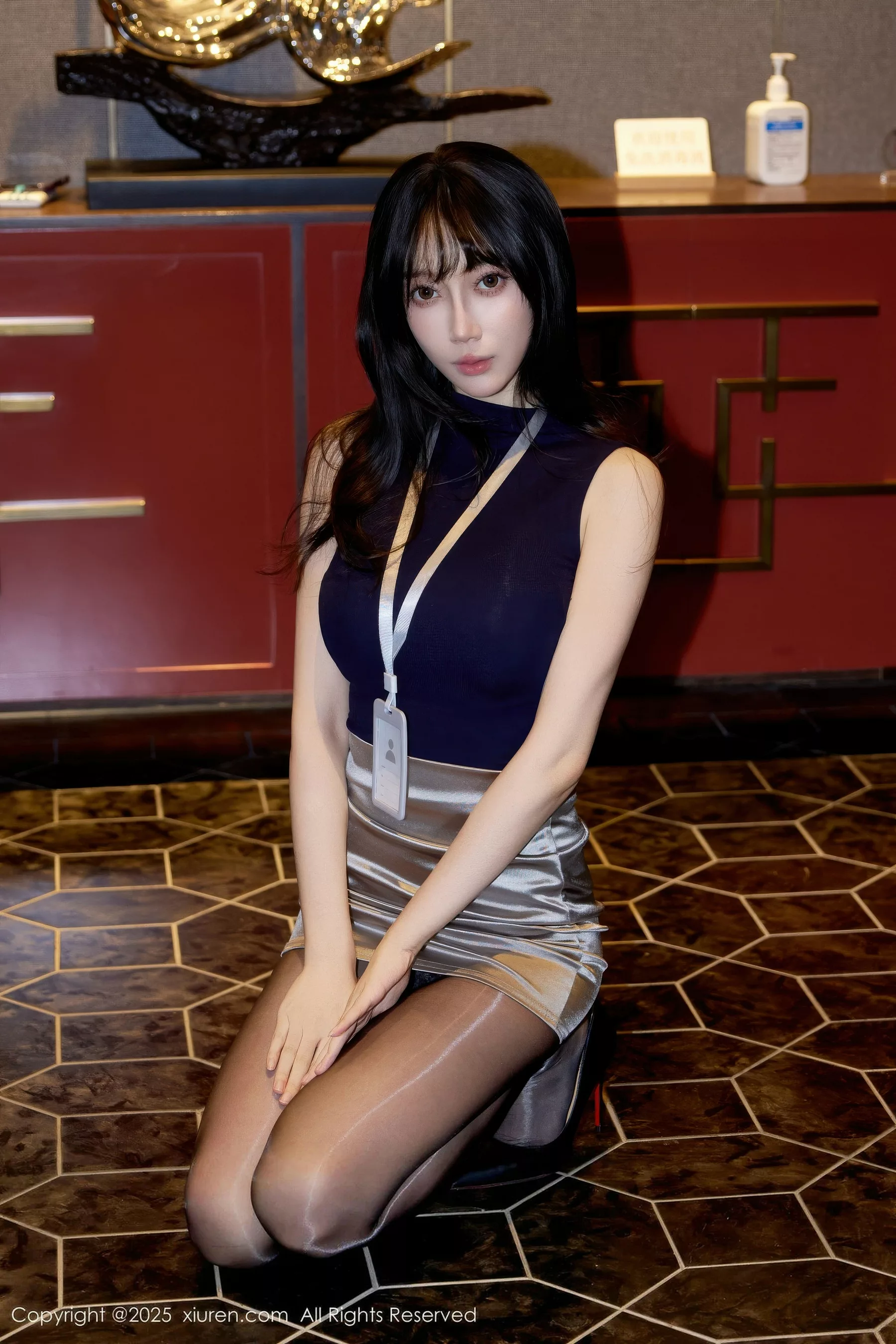 玥儿玥er深色OL服饰露黑色内衣配超薄黑丝秀美腿绝美写真 第 6 张