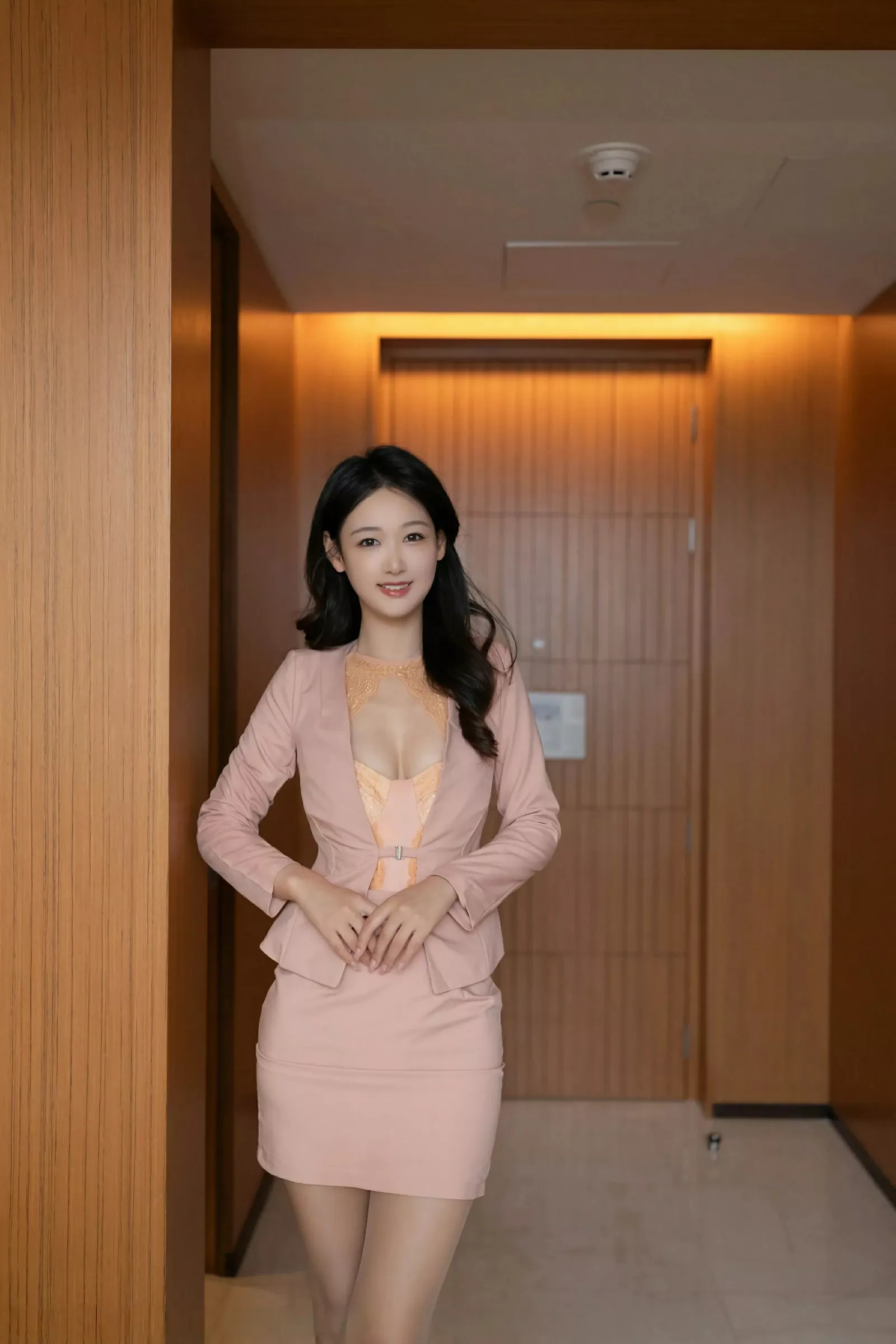 唐安琪橙色OL服饰露橙色内衣配超薄肉丝秀曼妙身姿绝美写真 第 1 张