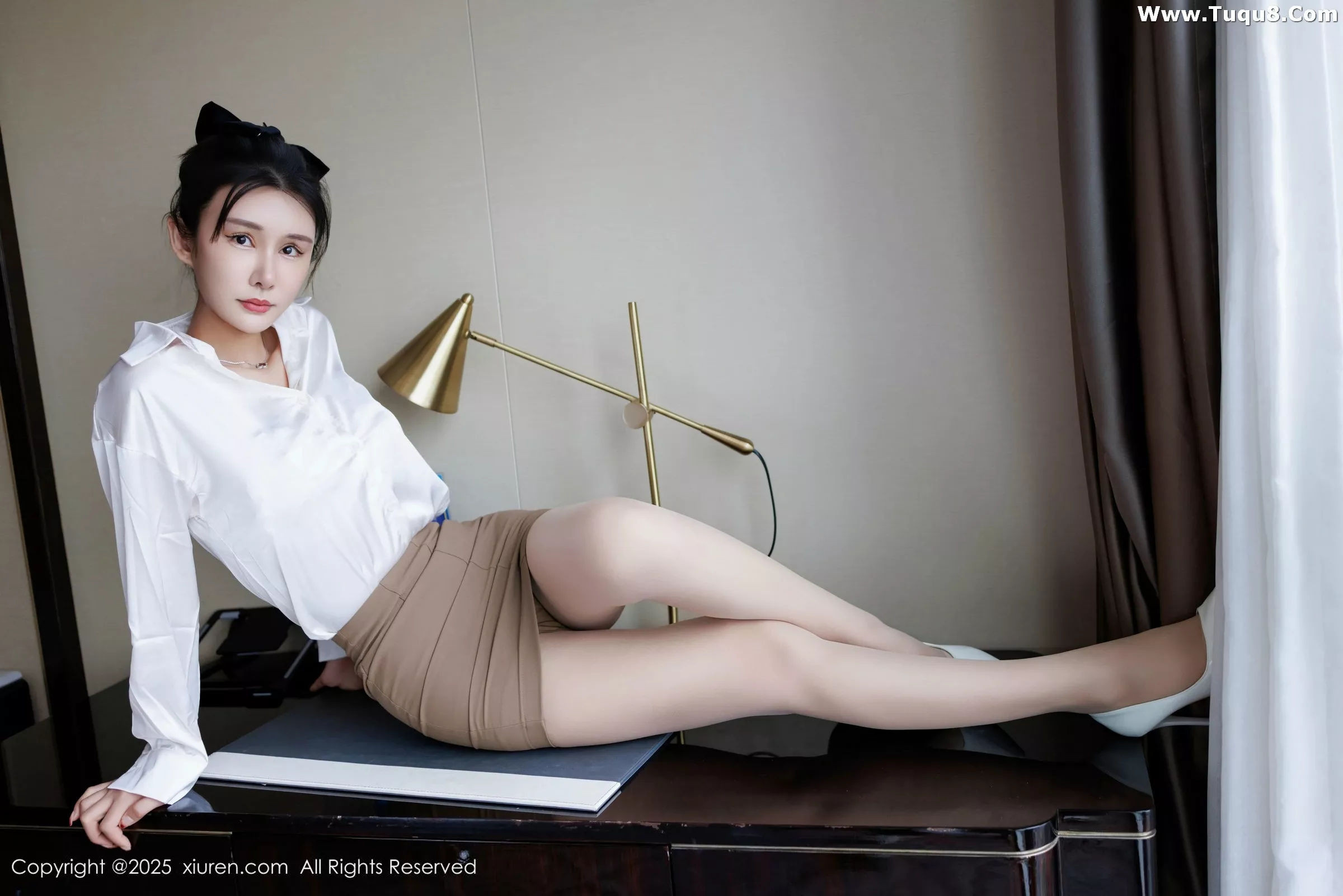 艺艺yiyi性感白色衬衫露白色内衣配超薄肉丝秀美腿绝美写真 第 10 张
