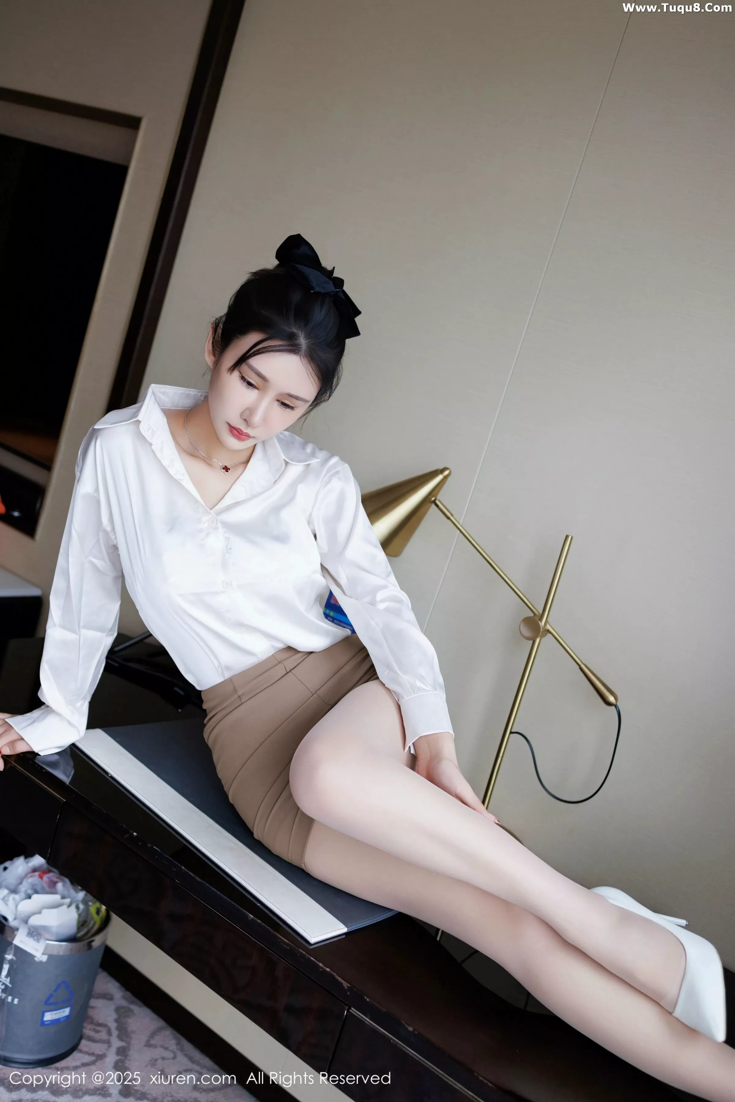 艺艺yiyi性感白色衬衫露白色内衣配超薄肉丝秀美腿绝美写真 第 13 张
