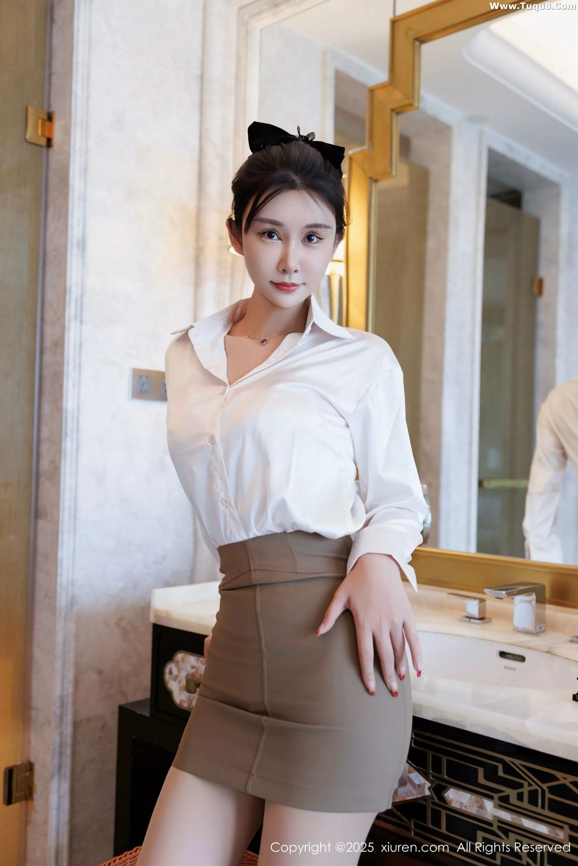 艺艺yiyi性感白色衬衫露白色内衣配超薄肉丝秀美腿绝美写真 第 3 张