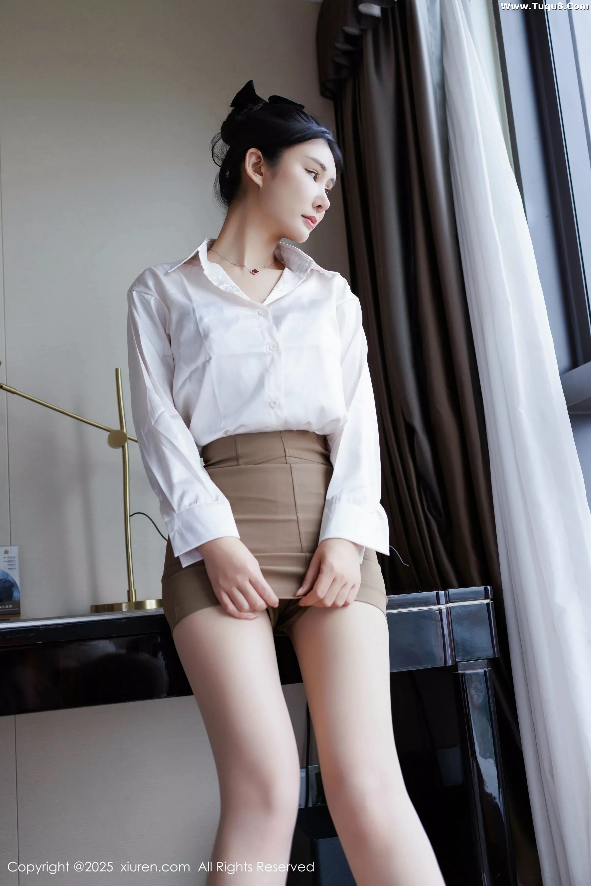 艺艺yiyi性感白色衬衫露白色内衣配超薄肉丝秀美腿绝美写真 第 5 张