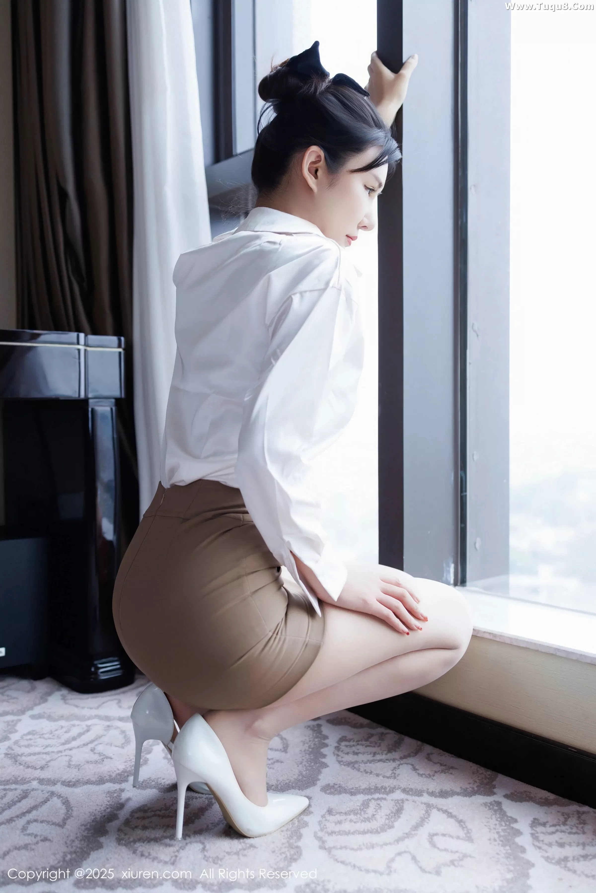 艺艺yiyi性感白色衬衫露白色内衣配超薄肉丝秀美腿绝美写真 第 8 张