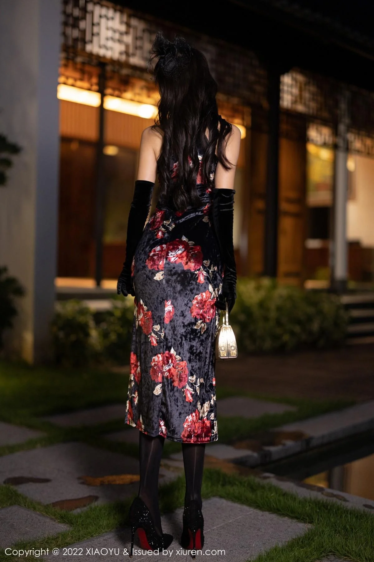 王馨瑶yanni脱性感深色旗袍露红色内衣配开档黑丝绝美写真 第 13 张