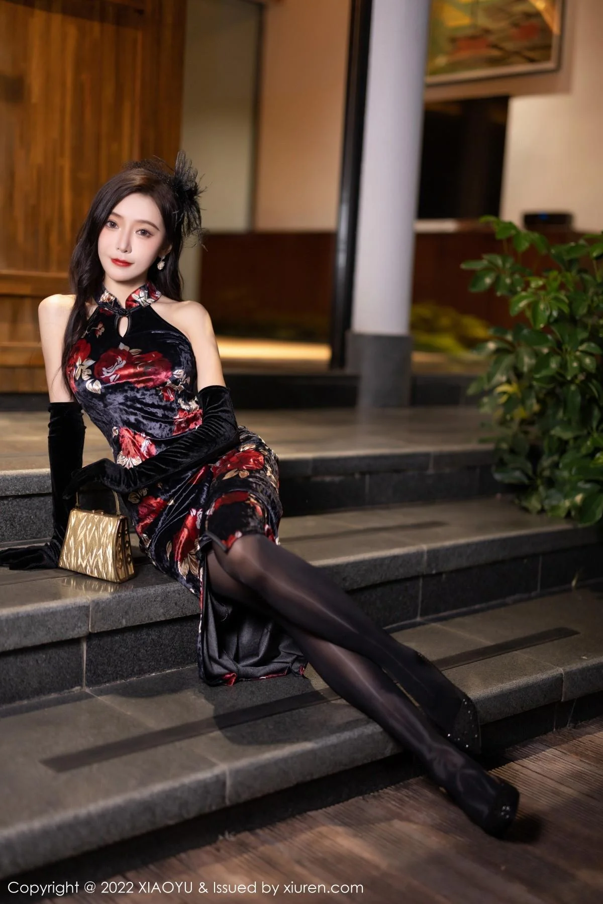 王馨瑶yanni脱性感深色旗袍露红色内衣配开档黑丝绝美写真 第 16 张