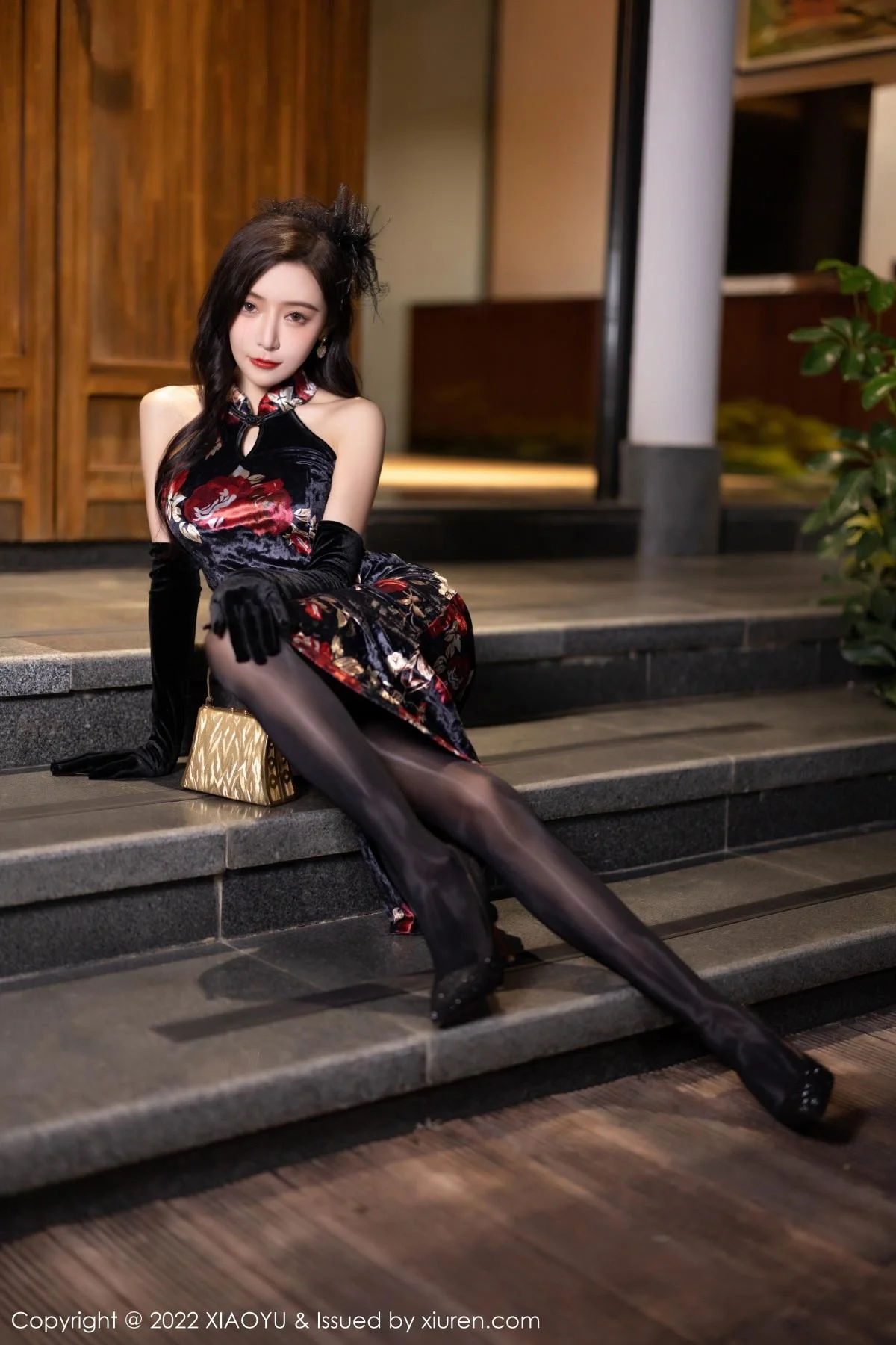 王馨瑶yanni脱性感深色旗袍露红色内衣配开档黑丝绝美写真 第 18 张