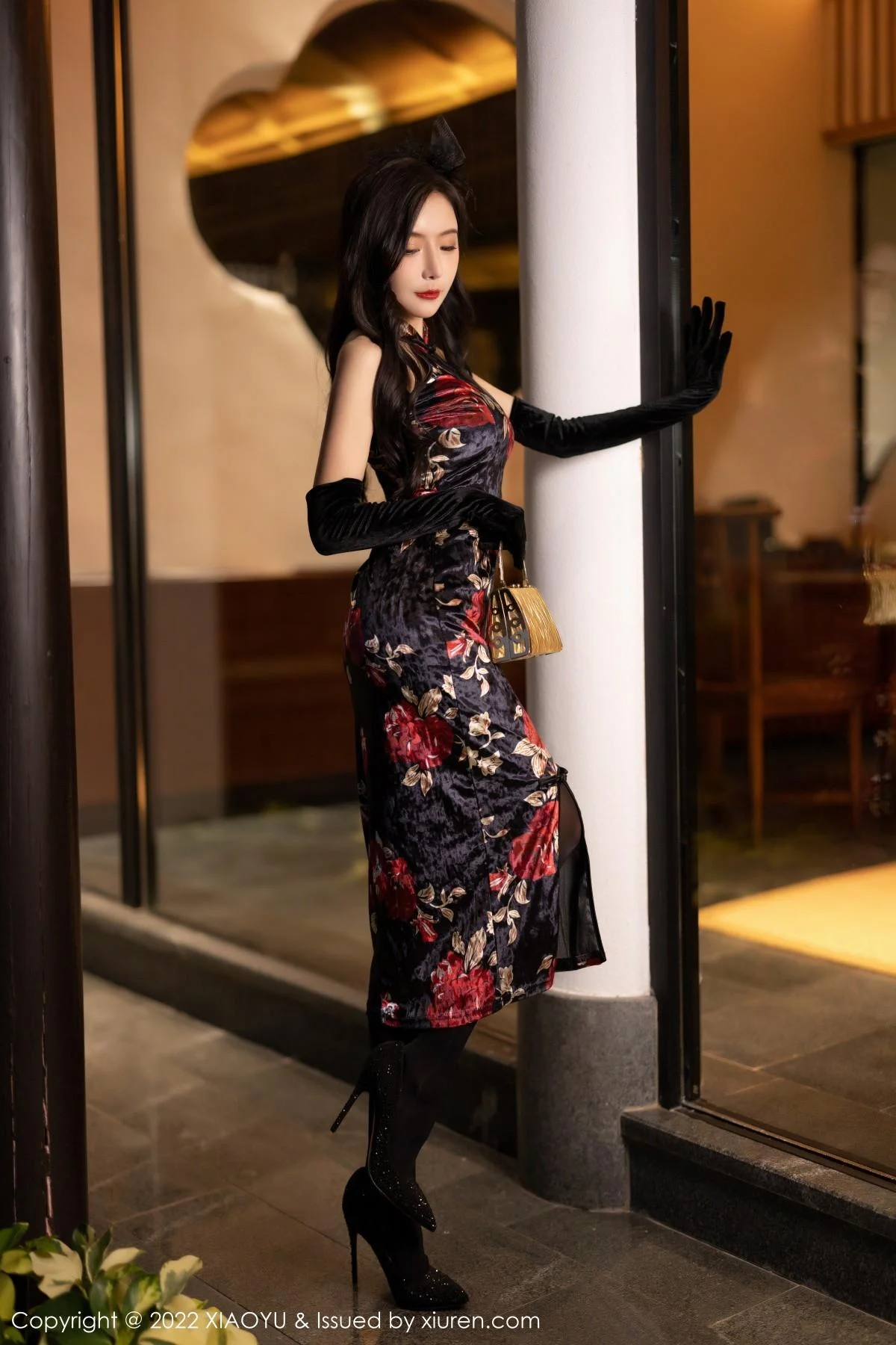 王馨瑶yanni脱性感深色旗袍露红色内衣配开档黑丝绝美写真 第 2 张