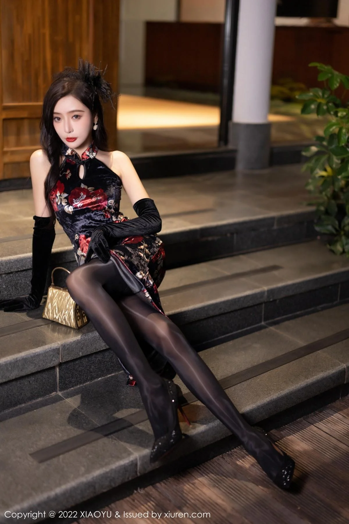 王馨瑶yanni脱性感深色旗袍露红色内衣配开档黑丝绝美写真 第 20 张