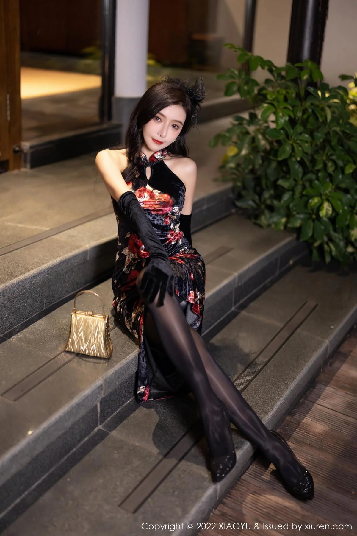 王馨瑶yanni脱性感深色旗袍露红色内衣配开档黑丝绝美写真 第 24 张