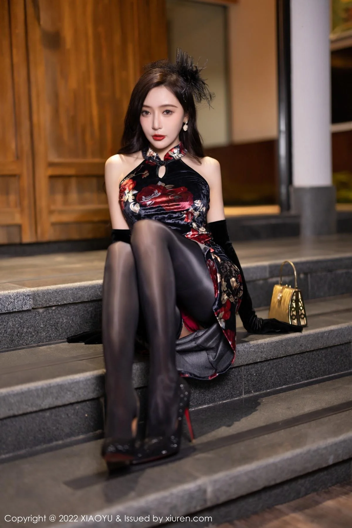 王馨瑶yanni脱性感深色旗袍露红色内衣配开档黑丝绝美写真 第 31 张