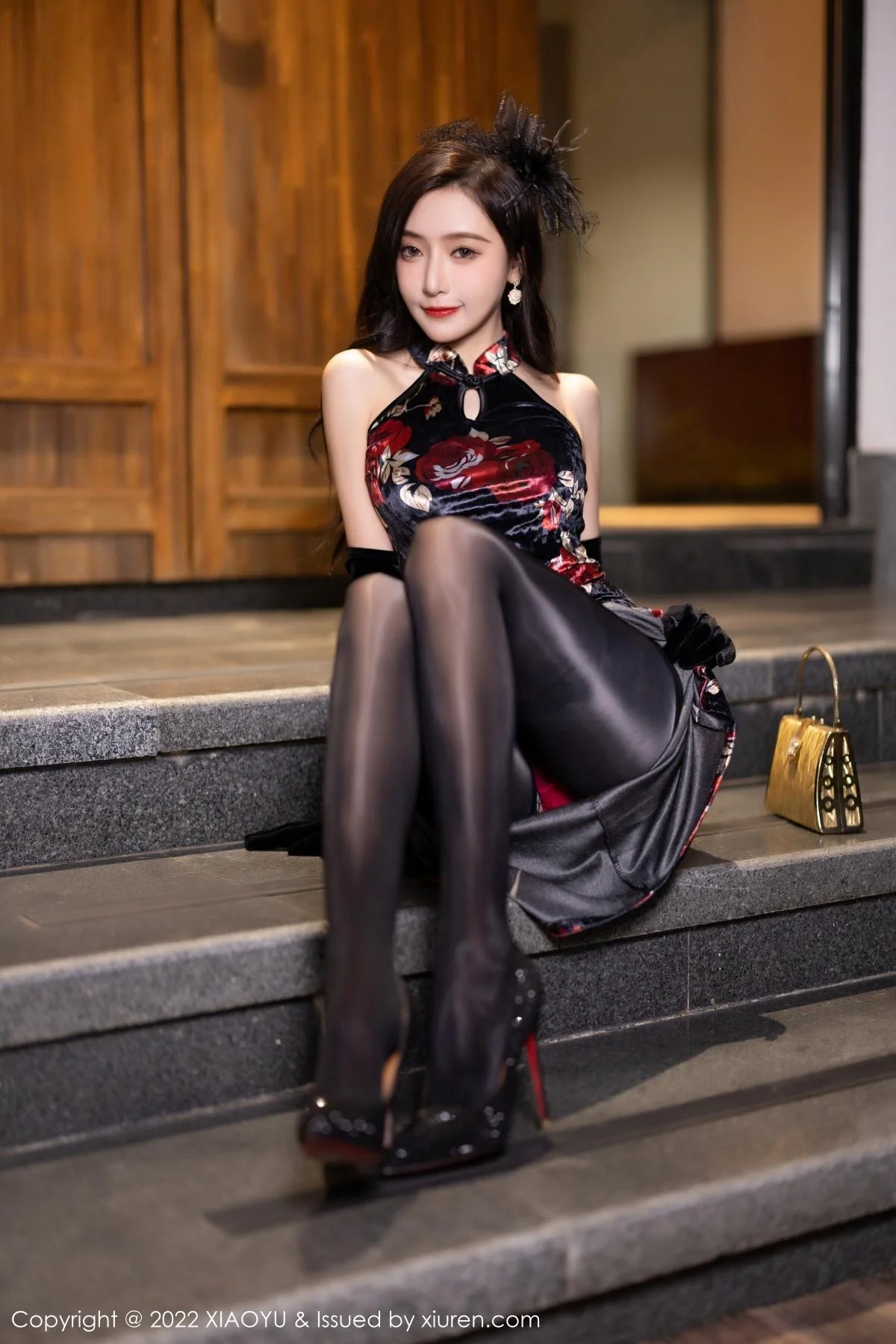 王馨瑶yanni脱性感深色旗袍露红色内衣配开档黑丝绝美写真 第 33 张
