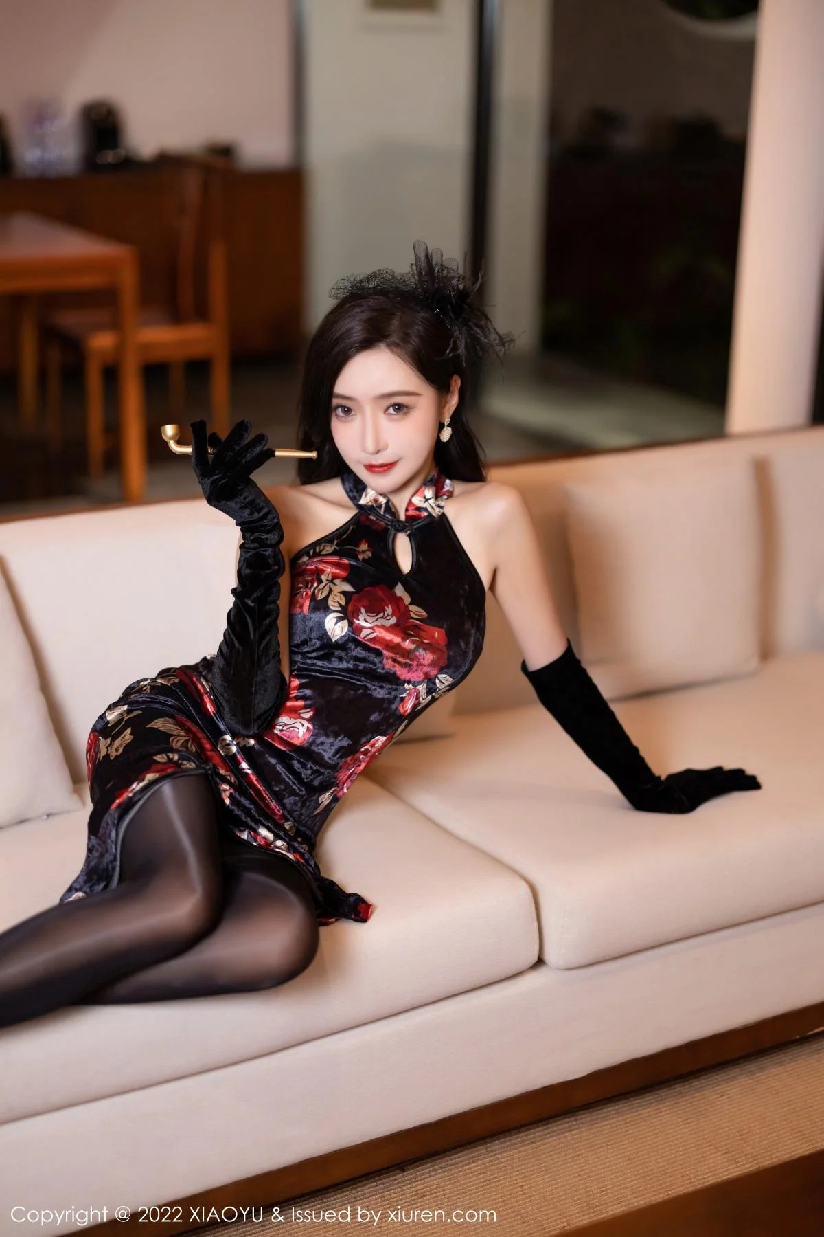 王馨瑶yanni脱性感深色旗袍露红色内衣配开档黑丝绝美写真 第 43 张