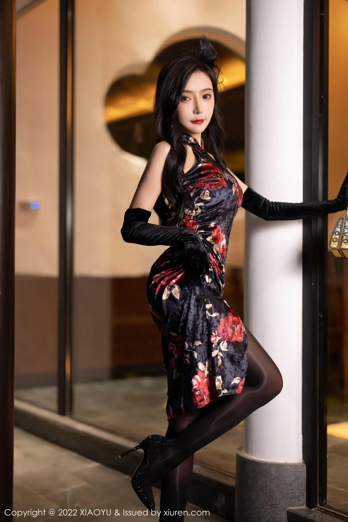 王馨瑶yanni脱性感深色旗袍露红色内衣配开档黑丝绝美写真 第 8 张