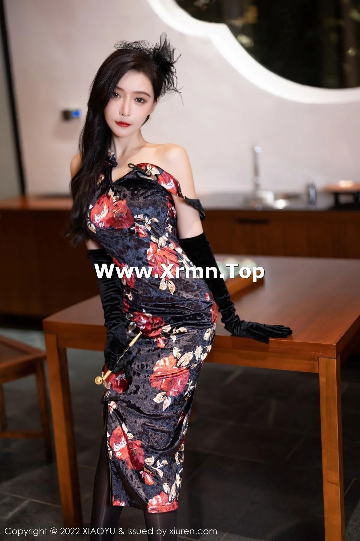 王馨瑶yanni脱性感深色旗袍露红色内衣配开档黑丝绝美写真 第 92 张