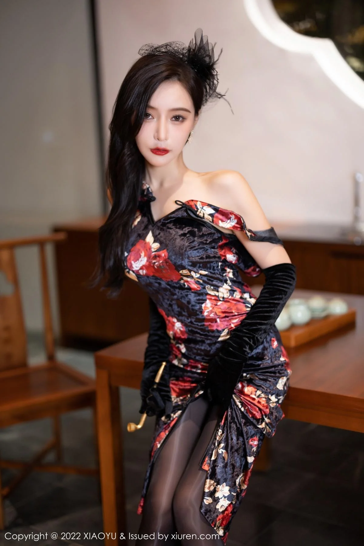王馨瑶yanni脱性感深色旗袍露红色内衣配开档黑丝绝美写真 第 93 张